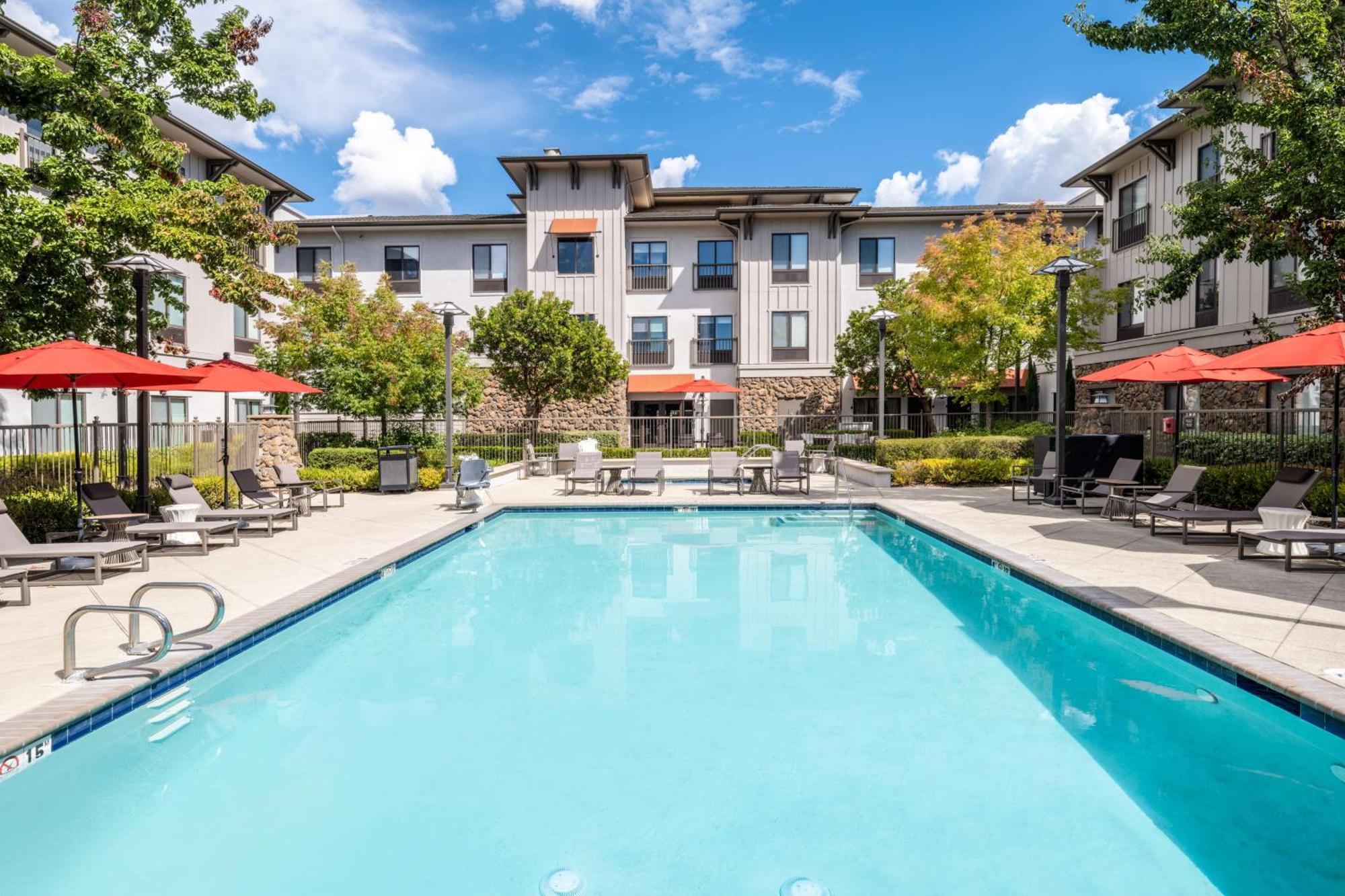 Hampton Inn & Suites Windsor-Sonoma Wine Country Bagian luar foto