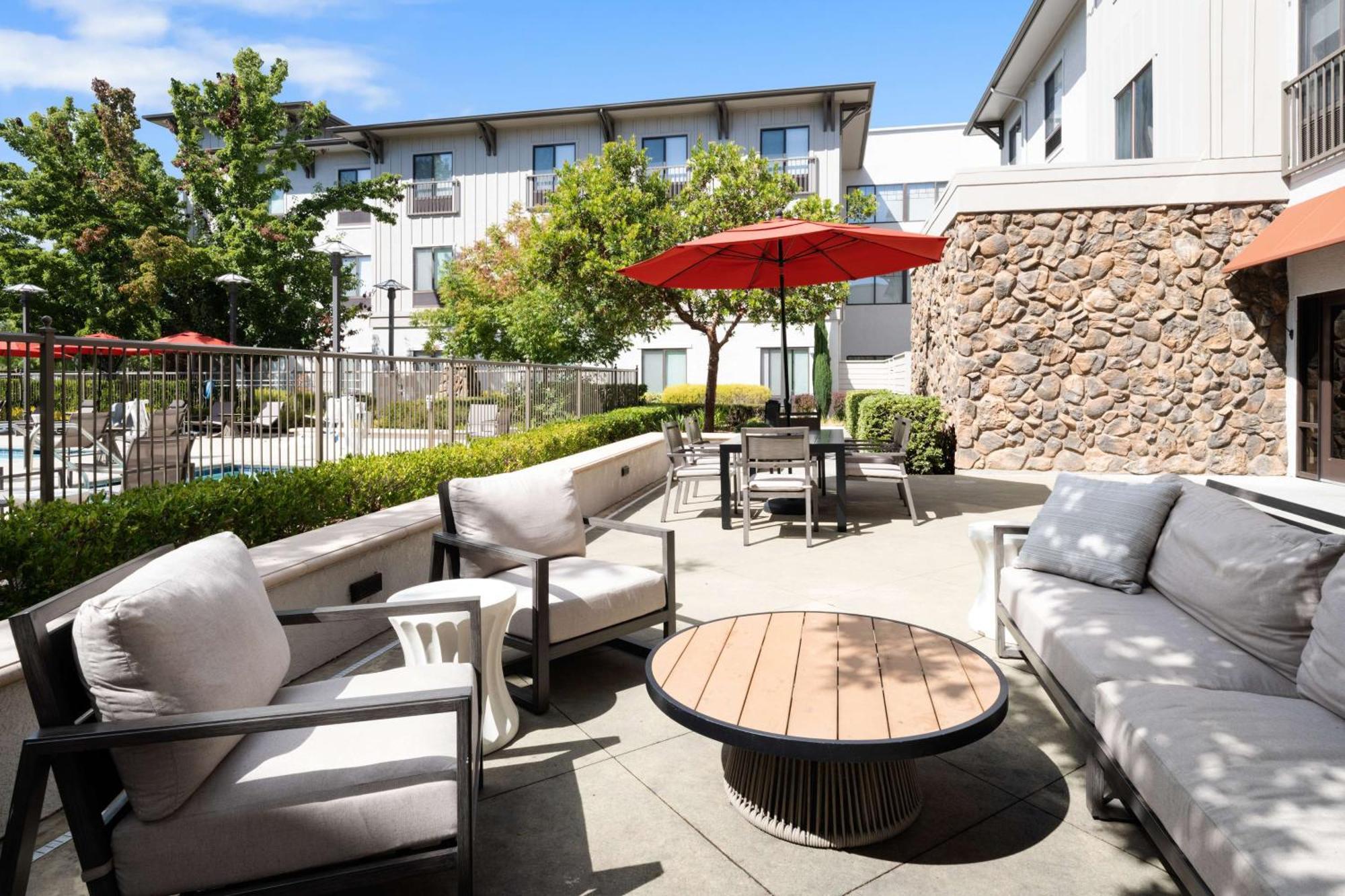 Hampton Inn & Suites Windsor-Sonoma Wine Country Bagian luar foto