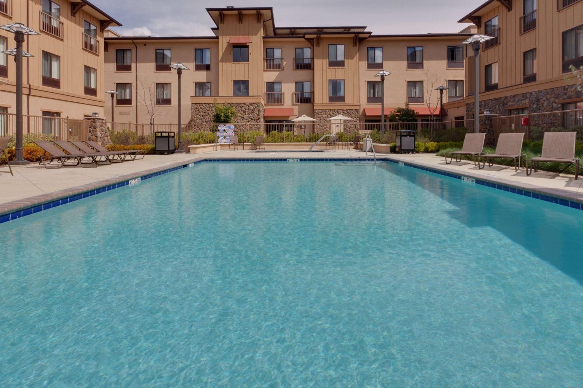 Hampton Inn & Suites Windsor-Sonoma Wine Country Bagian luar foto