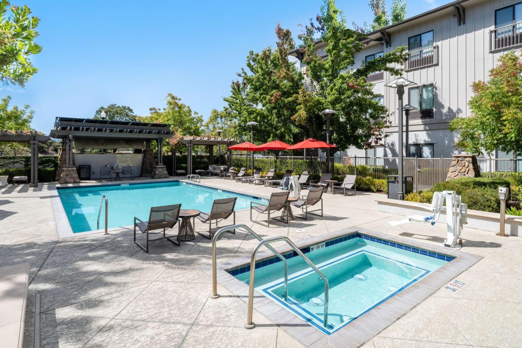 Hampton Inn & Suites Windsor-Sonoma Wine Country Bagian luar foto
